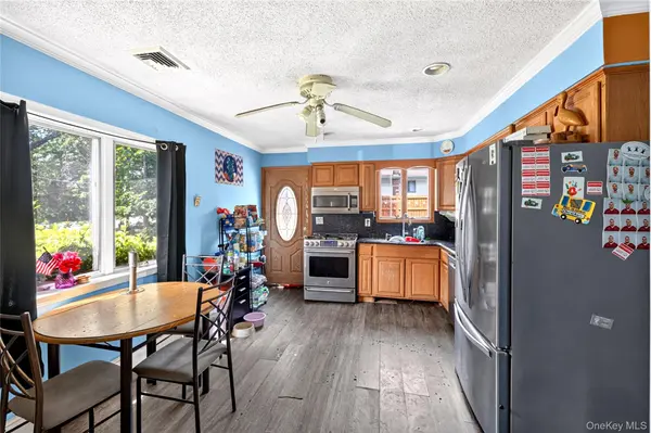 2109 Orinoco DR, West Islip, NY 11795