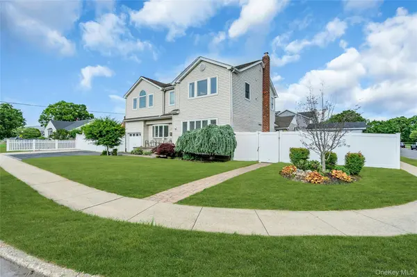 7 Mohawk DR, Massapequa, NY 11758