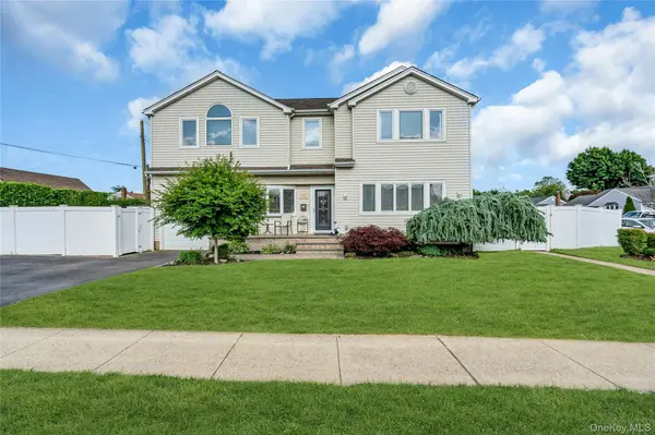 7 Mohawk DR, Massapequa, NY 11758