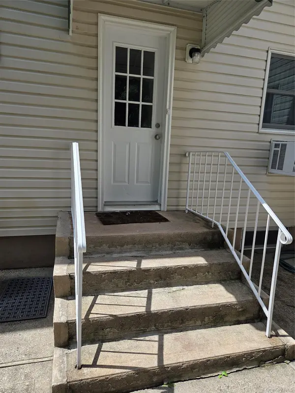 10 Irving DR, Woodbury, NY 11797