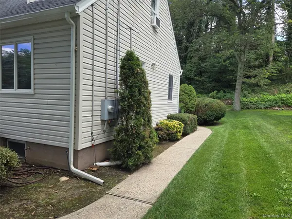 10 Irving DR, Woodbury, NY 11797