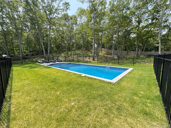 3 Debbie TRL, Hampton Bays, NY 11946