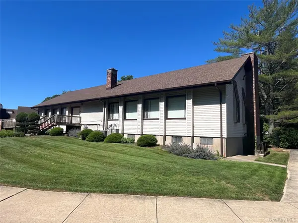 50 Gauguin CT #50, Middle Island, NY 11953