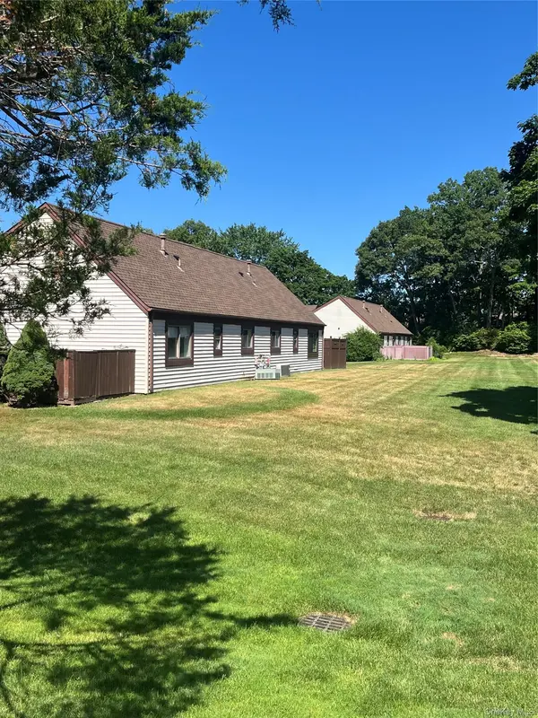 50 Gauguin CT #50, Middle Island, NY 11953