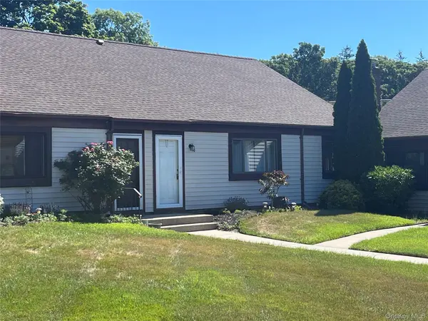 50 Gauguin CT #50, Middle Island, NY 11953