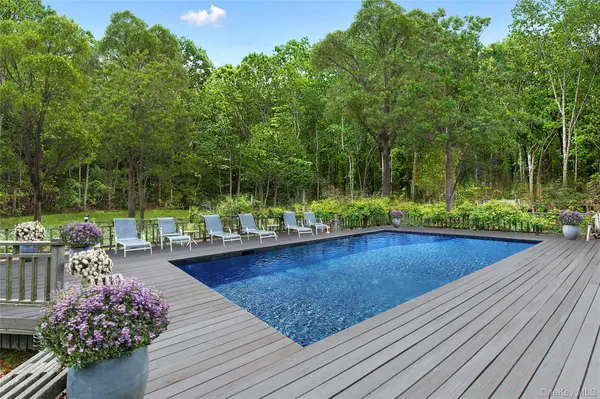 6 Wagon LN, East Hampton, NY 11937