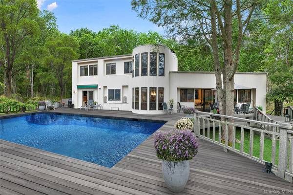 6 Wagon LN, East Hampton, NY 11937