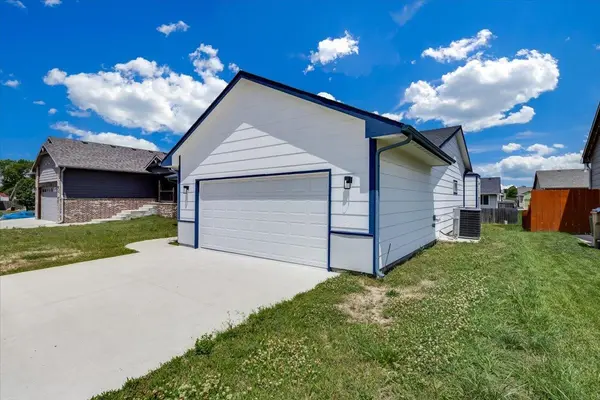 752 N Wakefield Ave, Valley Center, KS 67147