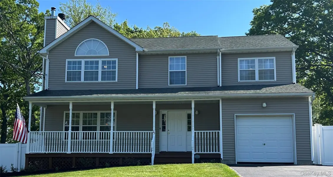 27 Sunburst DR, Rocky Point, NY 11778
