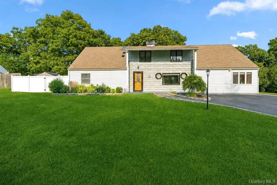 21 Hackberry LN, Holbrook, NY 11741