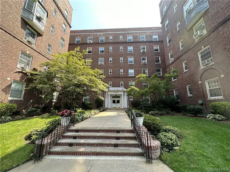 17506 Devonshire BLVD #4C, Jamaica Hills, NY 11432