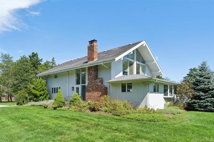 18 Quogo Neck LN, Quogue, NY 11959