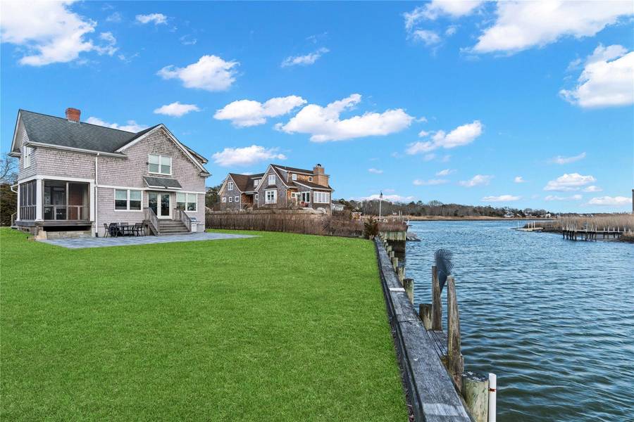 8 Hyler DR, Hampton Bays, NY 11946