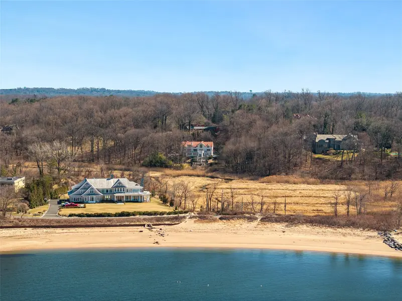 15 Hoffstot LN, Sands Point, NY 11050