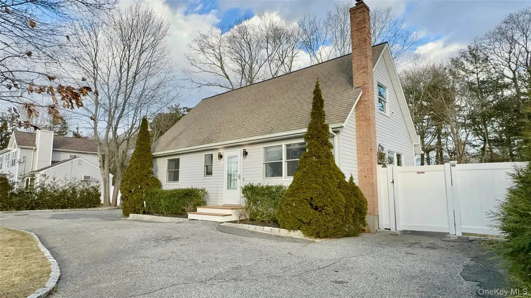4 N Westbury RD, Hampton Bays, NY 11946