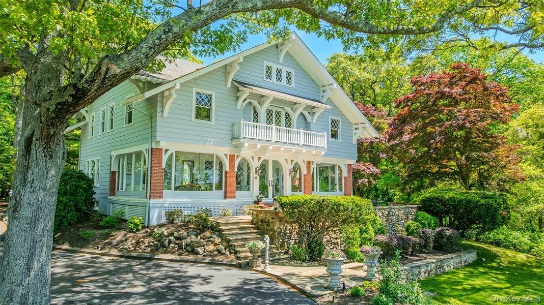 10 Pine PATH, Port Jefferson, NY 11777