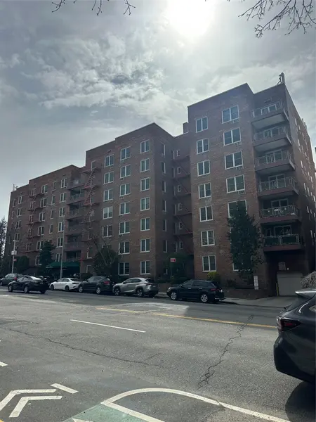 241-20 Northern BLVD #1M, Douglaston, NY 11362