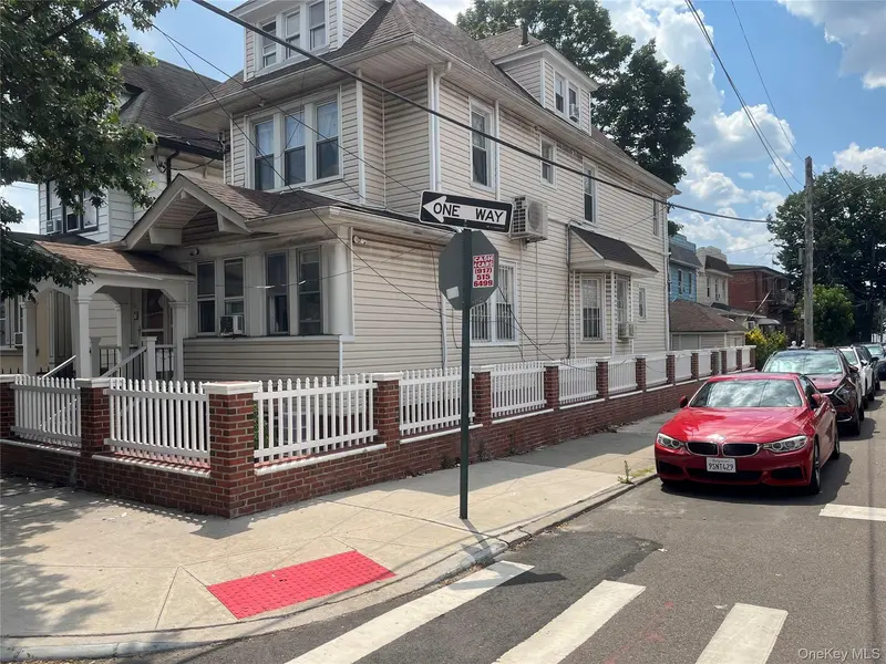 87-52 143rd ST, Briarwood, NY 11435