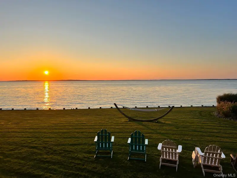 29 Bittersweet LN, Southampton, NY 11963