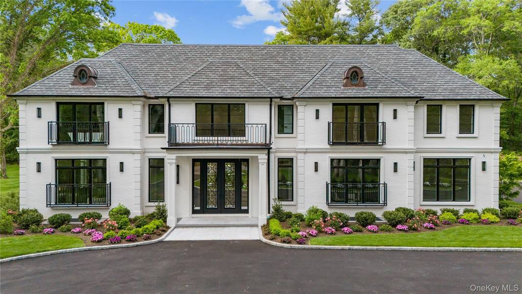 12 Quaker Ridge DR, Brookville, NY 11545