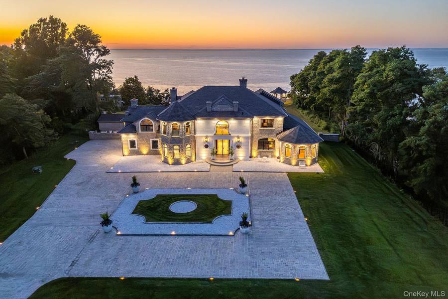 3875 Hallock LN, Mattituck, NY 11952