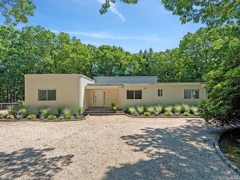 8 Deer PATH, Quogue, NY 11959