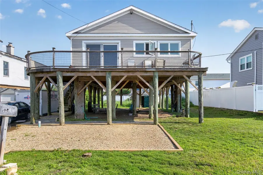 88 Bayview AVE, Lindenhurst, NY 11757