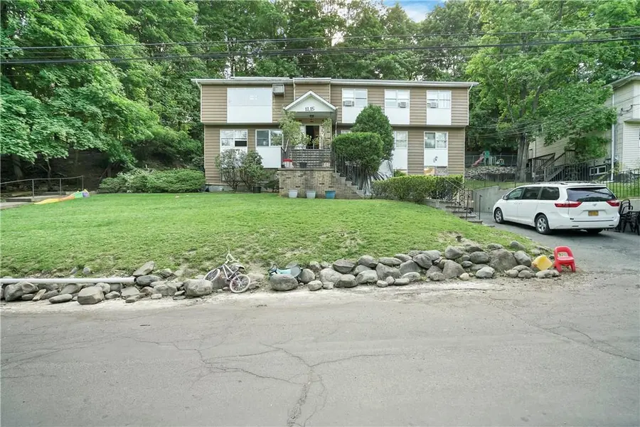 11 Emes LN, Monsey, NY 10952