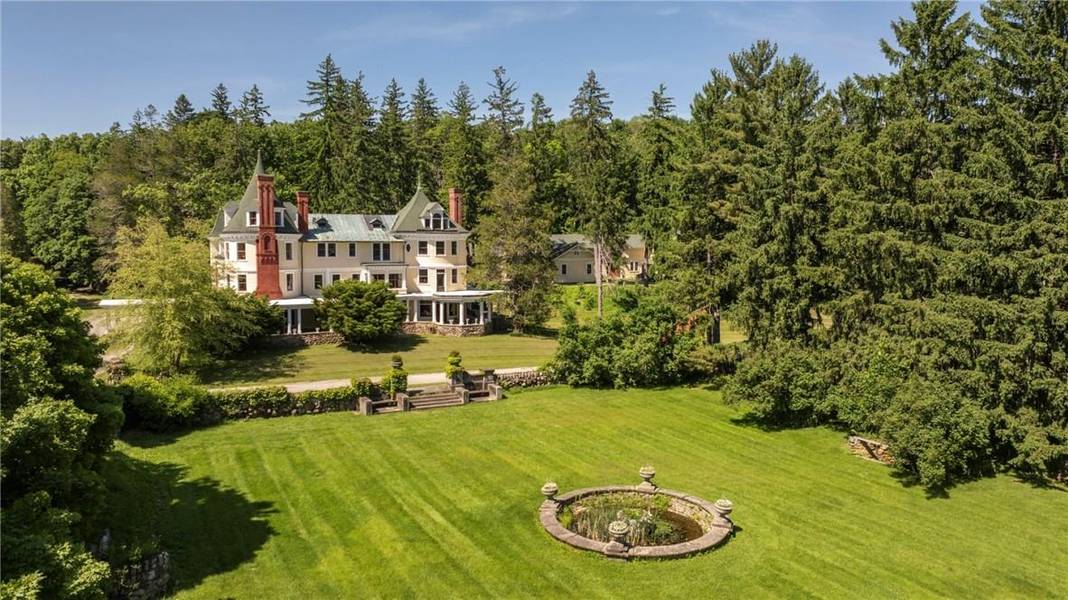 45 Hitchcock LN, Millbrook, NY 12545