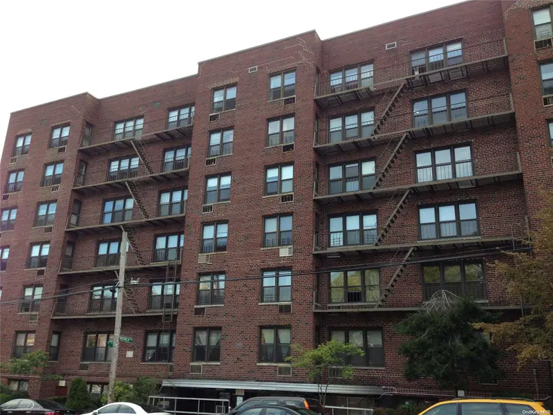 87-70 173rd ST #5G, Jamaica, NY 11432