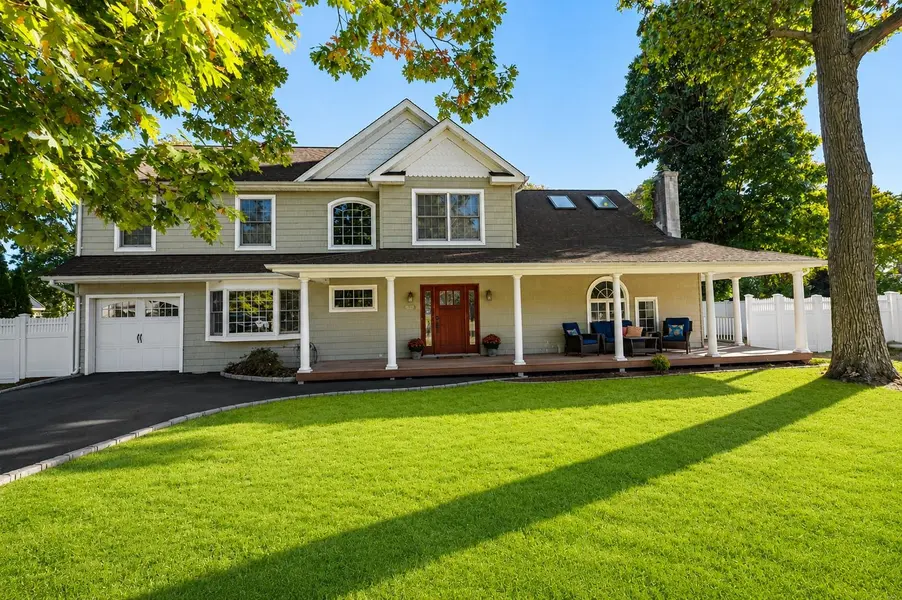 43 Hollins LN, East Islip, NY 11730