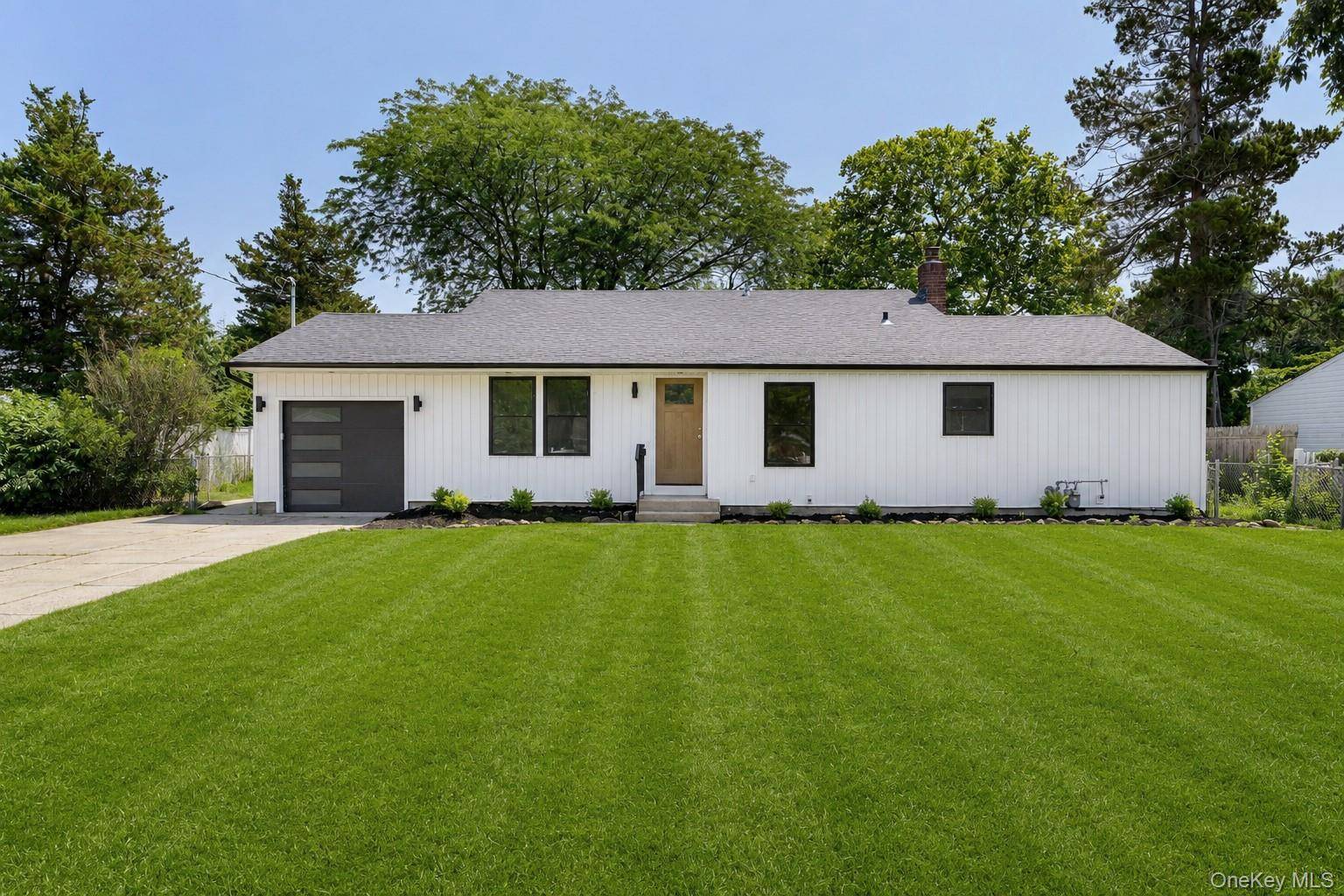 933 Thompson DR, Bay Shore, NY 11706