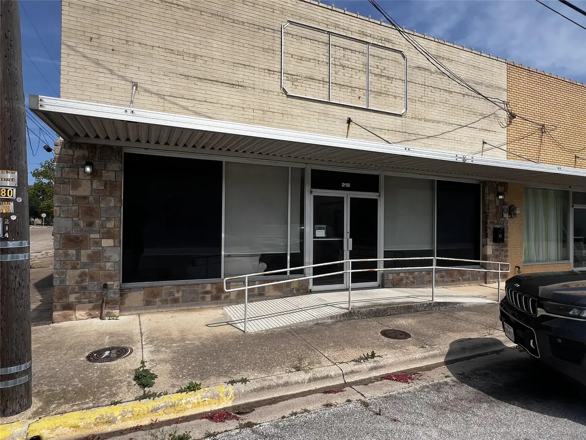 212 S Houston Ave, Cameron, TX 76520