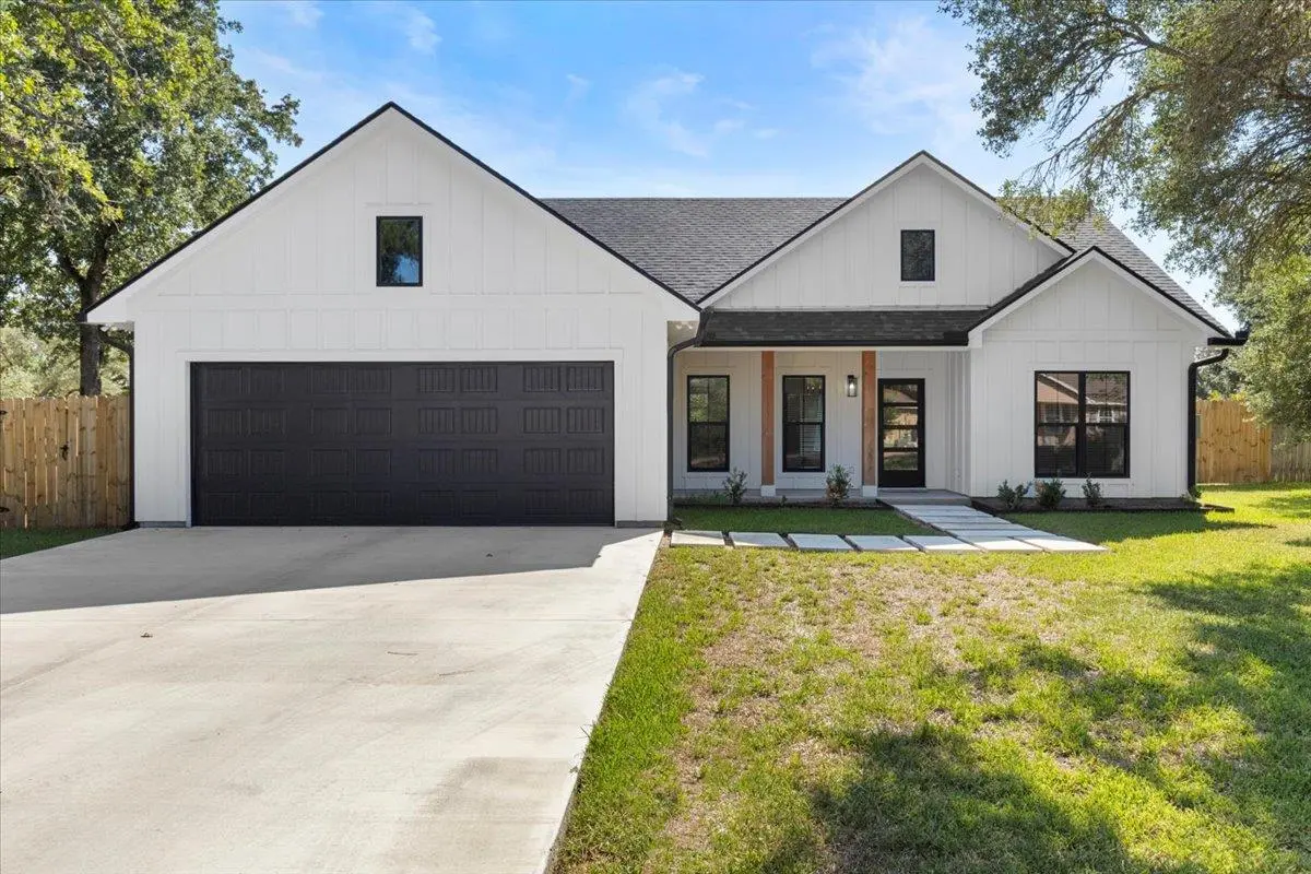 2233 Valentine RD, La Grange, TX 78945