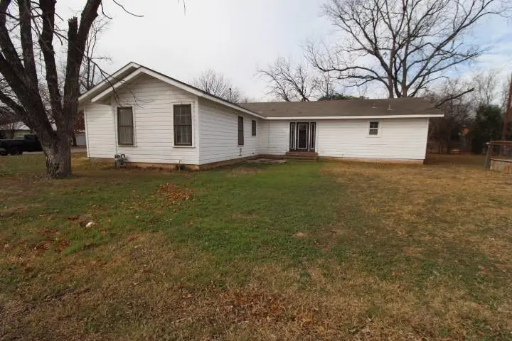 1102 W Sunset ST, San Saba, TX 76877