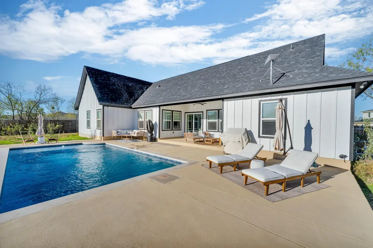 129 Blushing DR, Cedar Creek, TX 78612