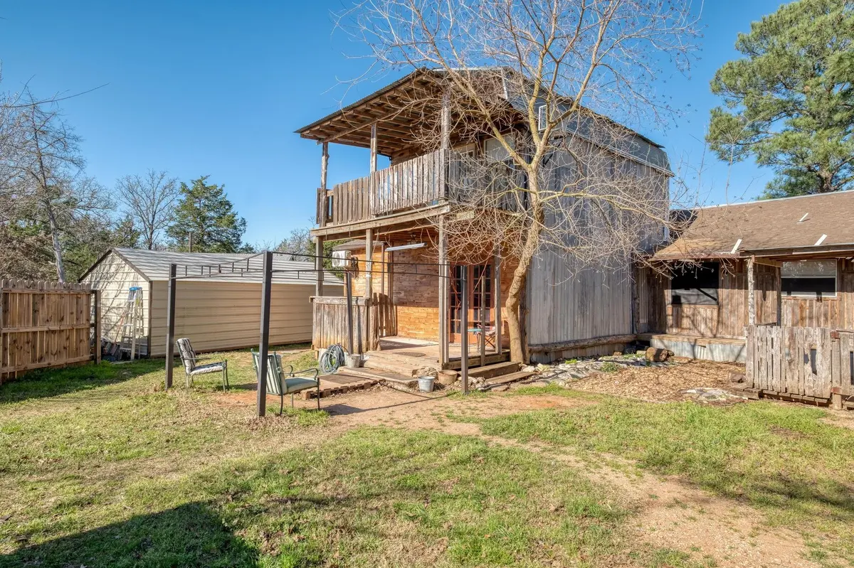131 Chippewa TRL, Smithville, TX 78957