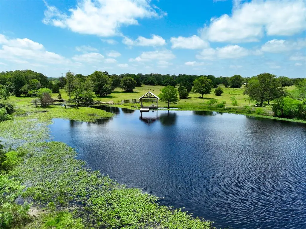 1251 Doublegate LN, Flatonia, TX 78941