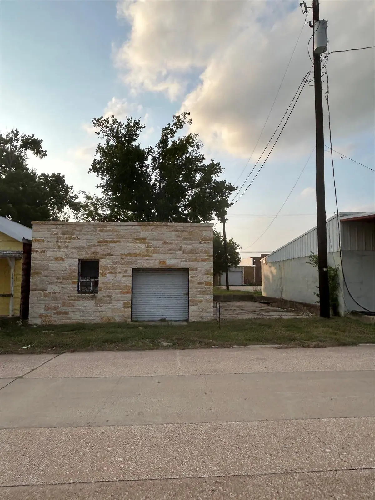 122 W Milam Ave, Rockdale, TX 76567