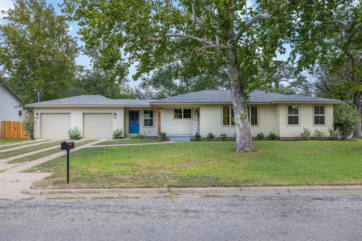 293 S College ST, La Grange, TX 78945
