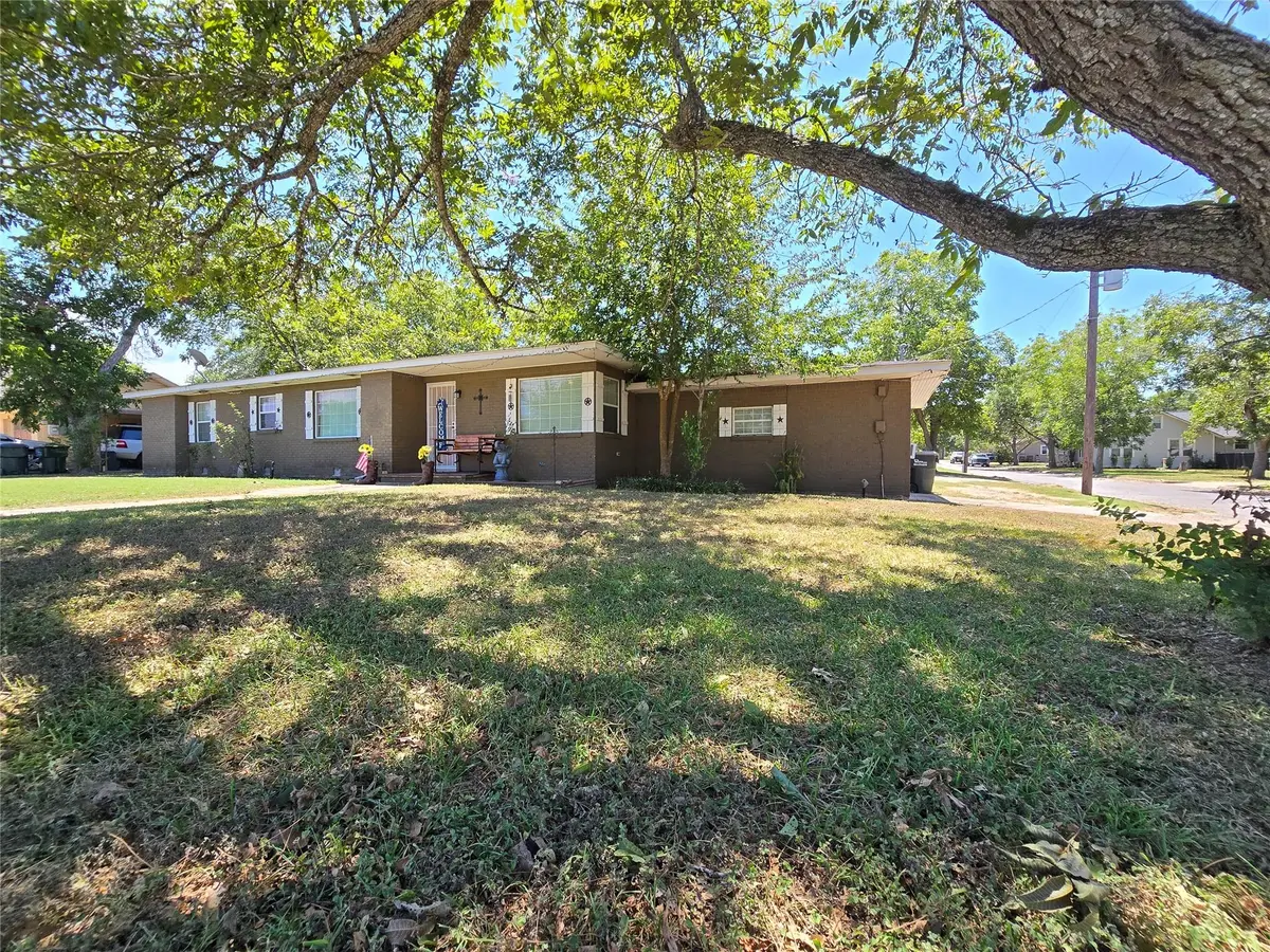 804 E North Main ST, Flatonia, TX 78941