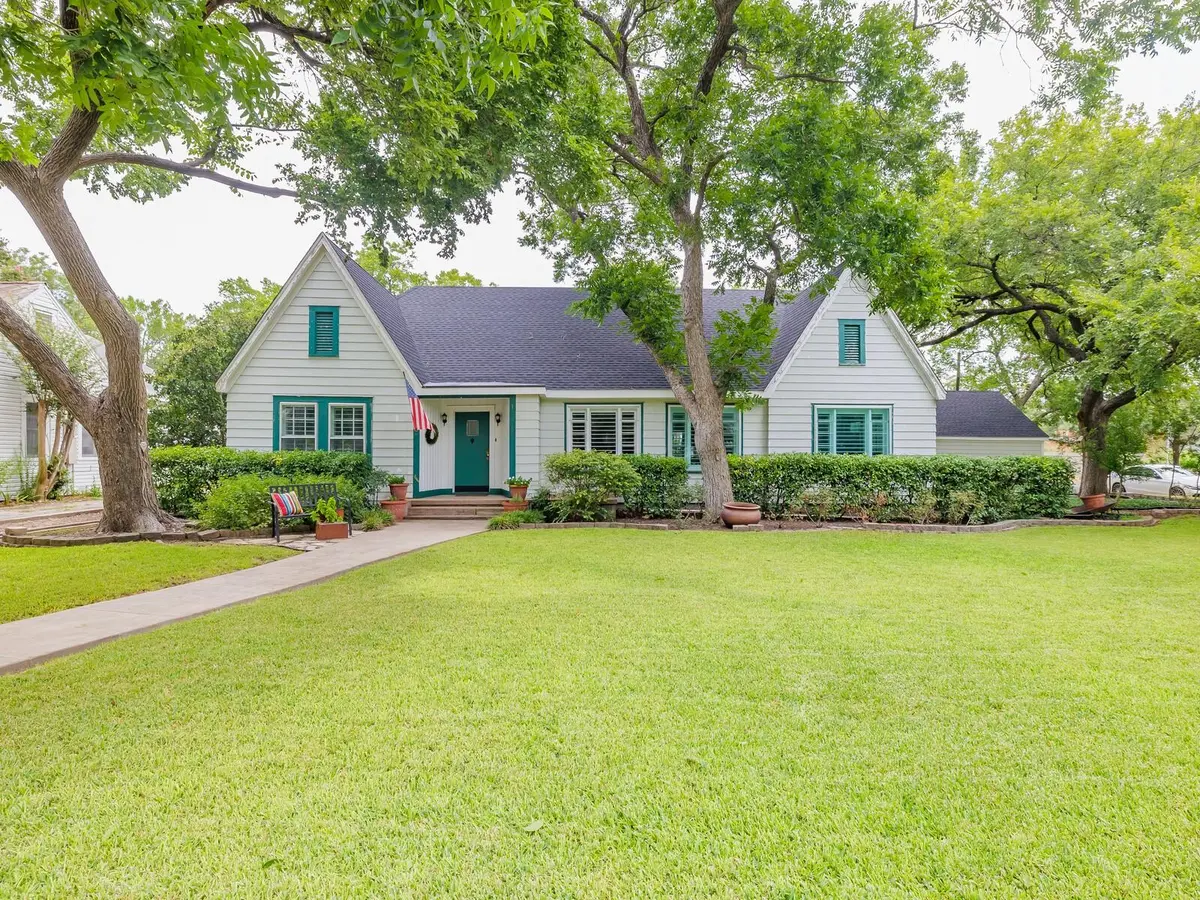 1711 W Lake DR, Taylor, TX 76574