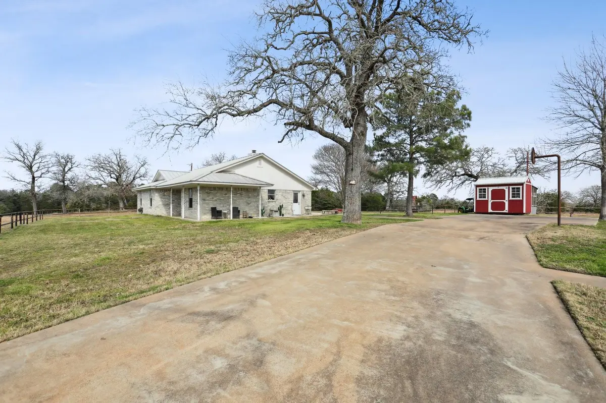 596 Nink RD, Smithville, TX 78957
