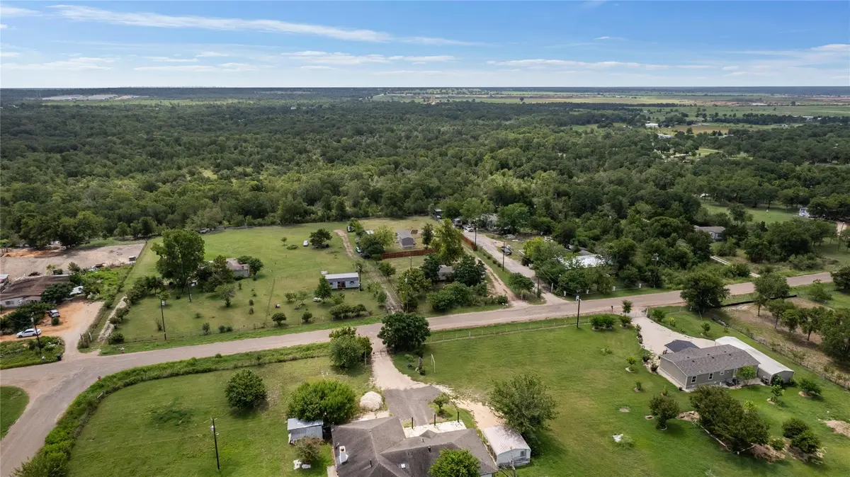 222 Shadow Oaks DR, Elgin, TX 78621
