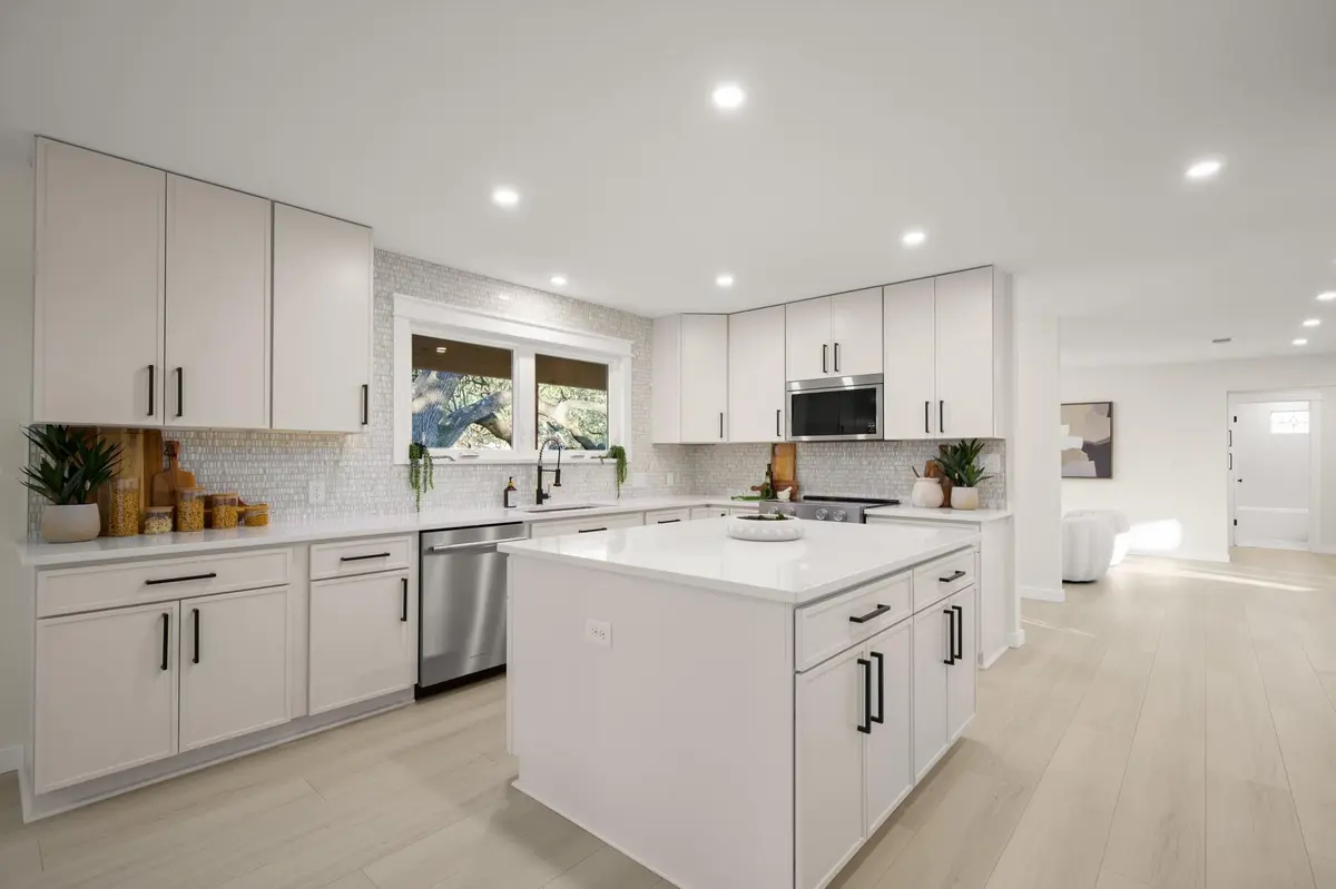 404 Bittern CIR, Buda, TX 78610