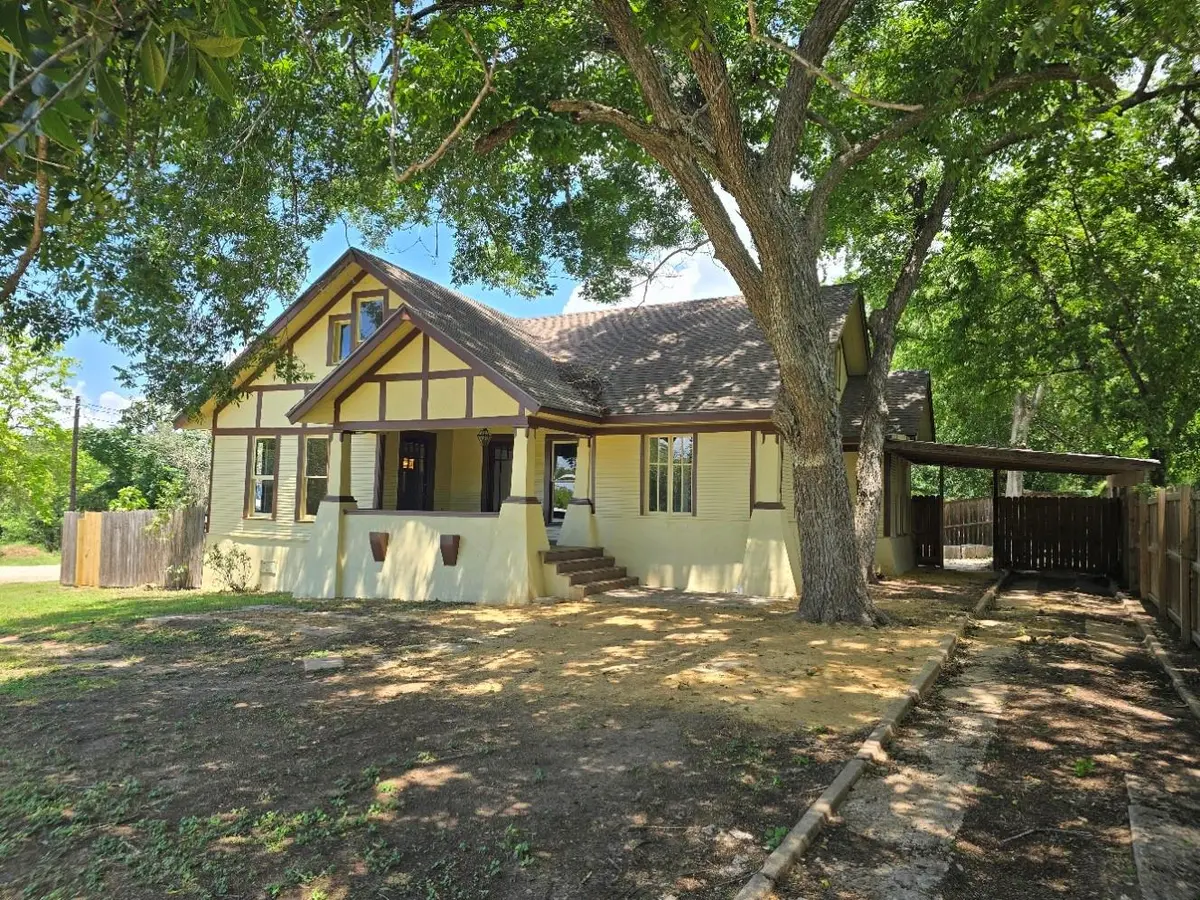 144 W Wallace ST, Gonzales, TX 78629
