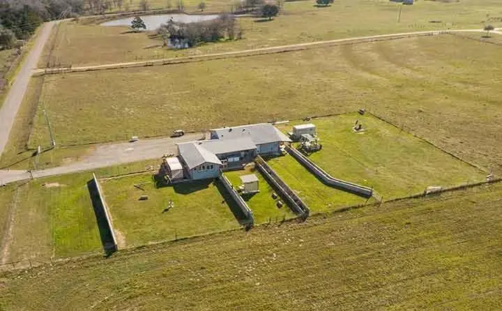 142 Zimmerhanzel RD, Flatonia, TX 78941