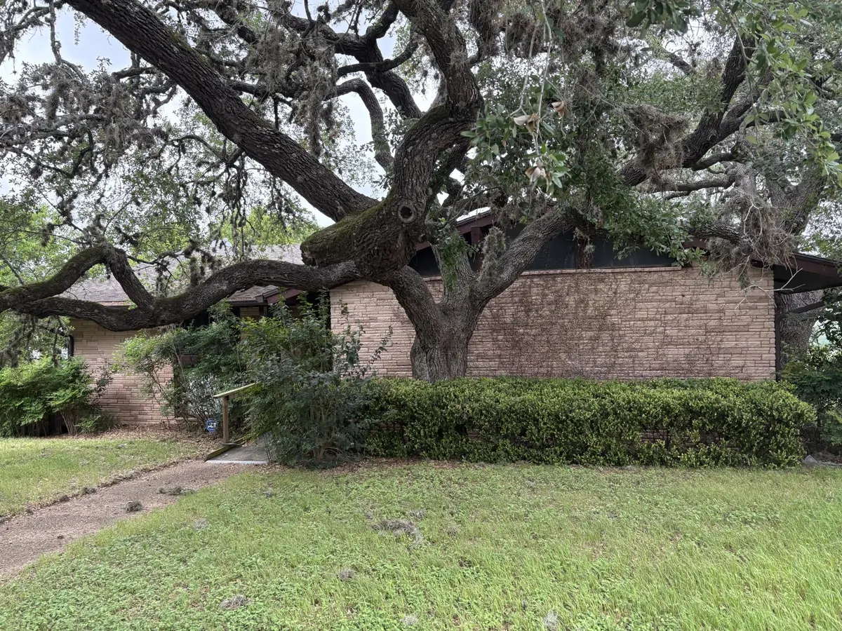 502 Sarah Jo LN, La Grange, TX 78945