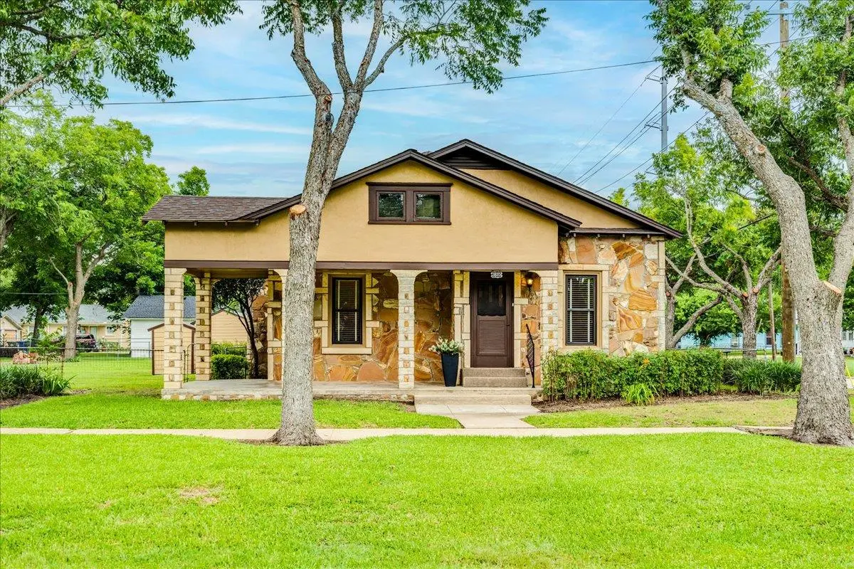 305 W Ash ST, Granger, TX 76530