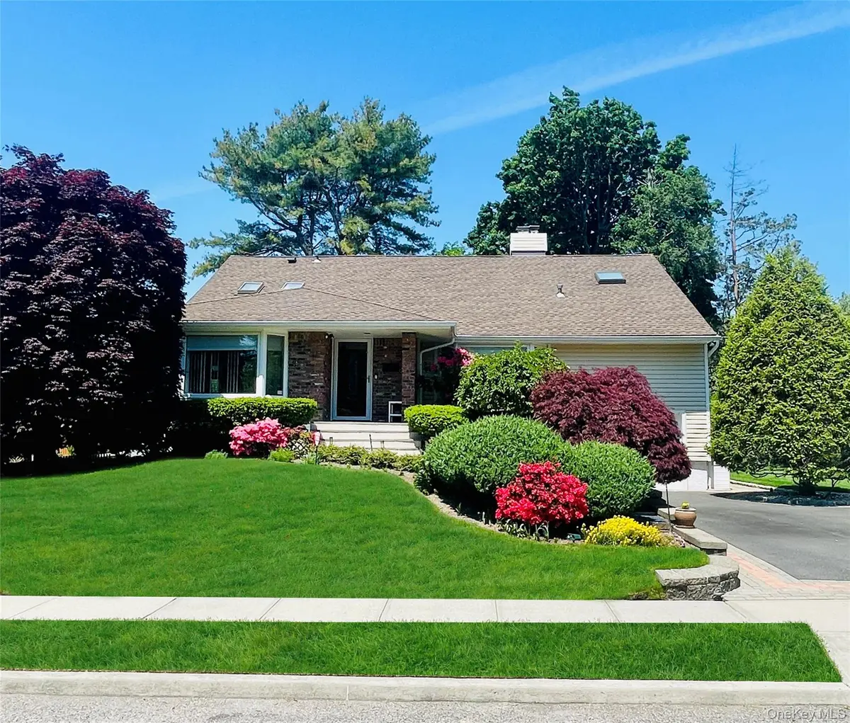 53 Hightop LN, Jericho, NY 11753